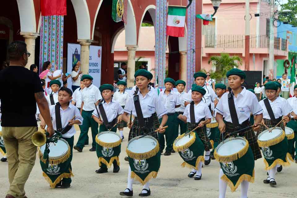 Dzitas conmemora el 214 Aniversario de la Independencia de México