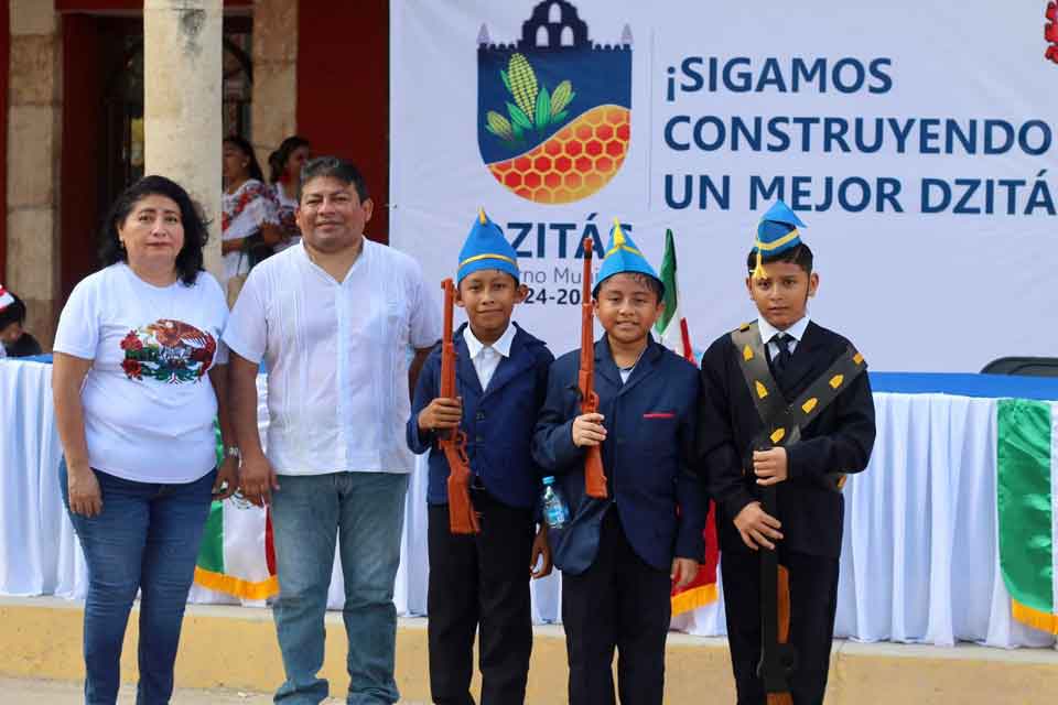 Dzitas conmemora el 214 Aniversario de la Independencia de México