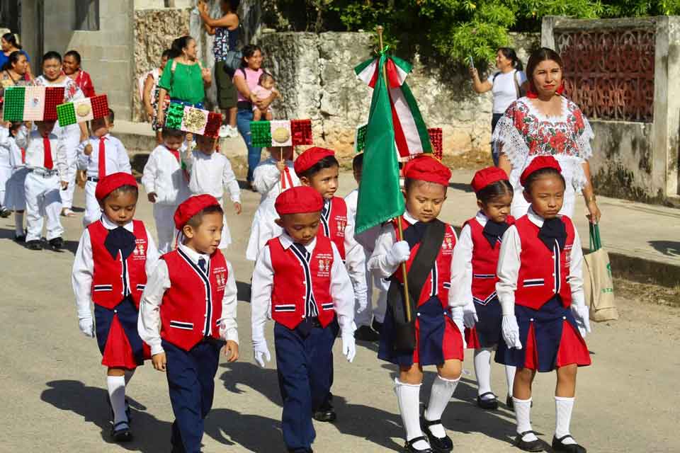 Dzitas conmemora el 214 Aniversario de la Independencia de México