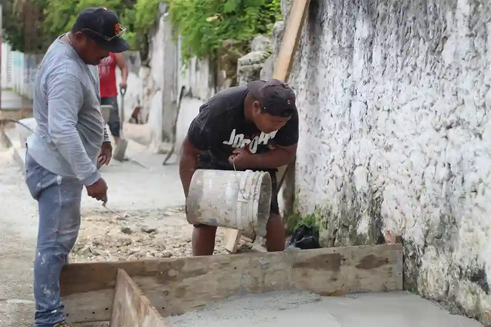 Rehabilitación de banquetas en Dzitás