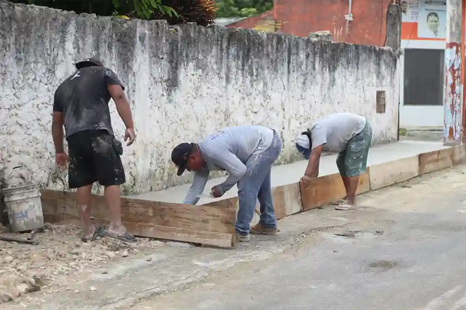 Rehabilitación de banquetas en Dzitás