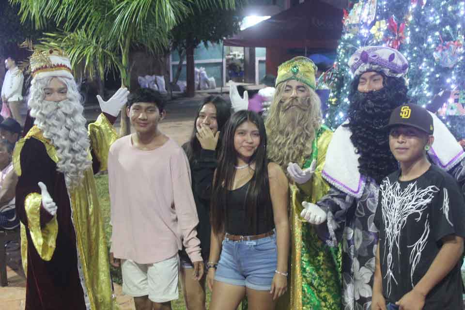 jóvenes con los reyes magos en Dzitás