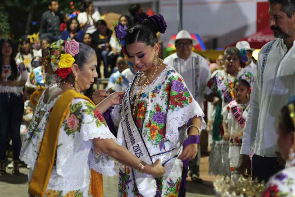 Imposición de bandas a embajadoras Feria Dzitás 2025