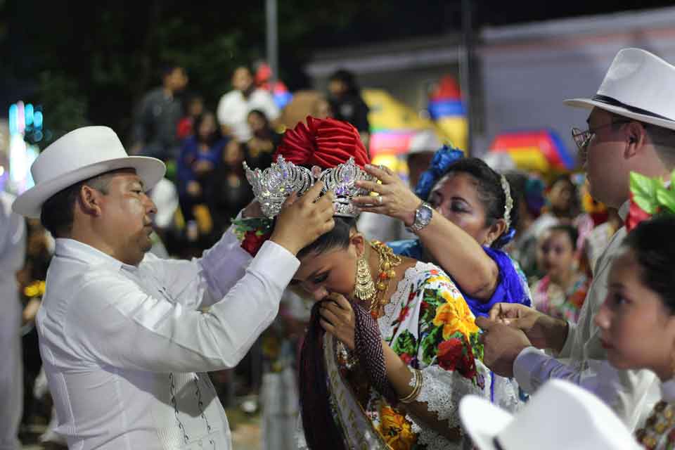 Coronación a cargo del presidente municipal Juan Francisco Pérez Koh