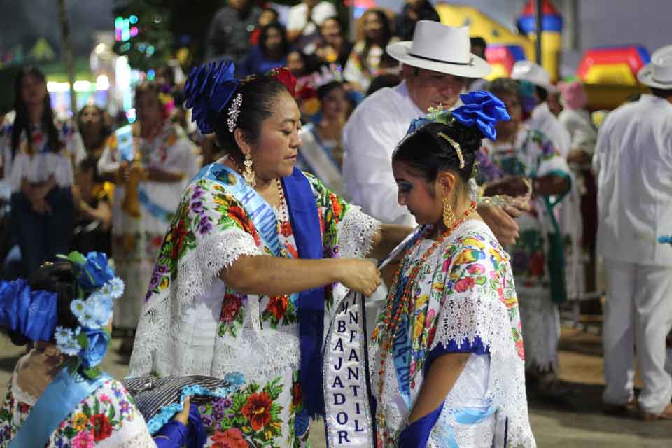 Imposición de Banda a embajadoras