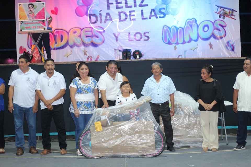 Celebración del dia del niño y de las madres en Xocempich, Dzitás