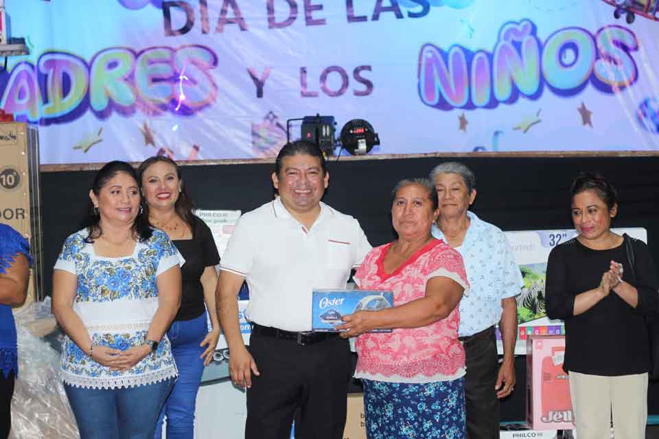 Celebración del dia del niño y de las madres en Xocempich, Dzitás