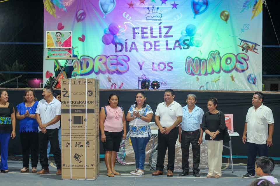 Celebración del dia del niño y de las madres en Xocempich, Dzitás
