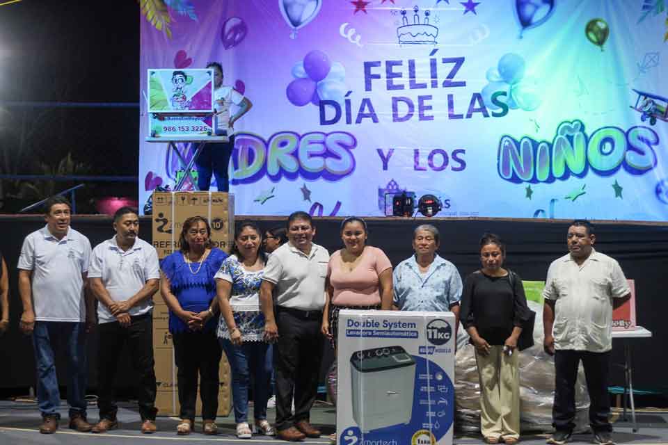Celebración del dia del niño y de las madres en Xocempich, Dzitás
