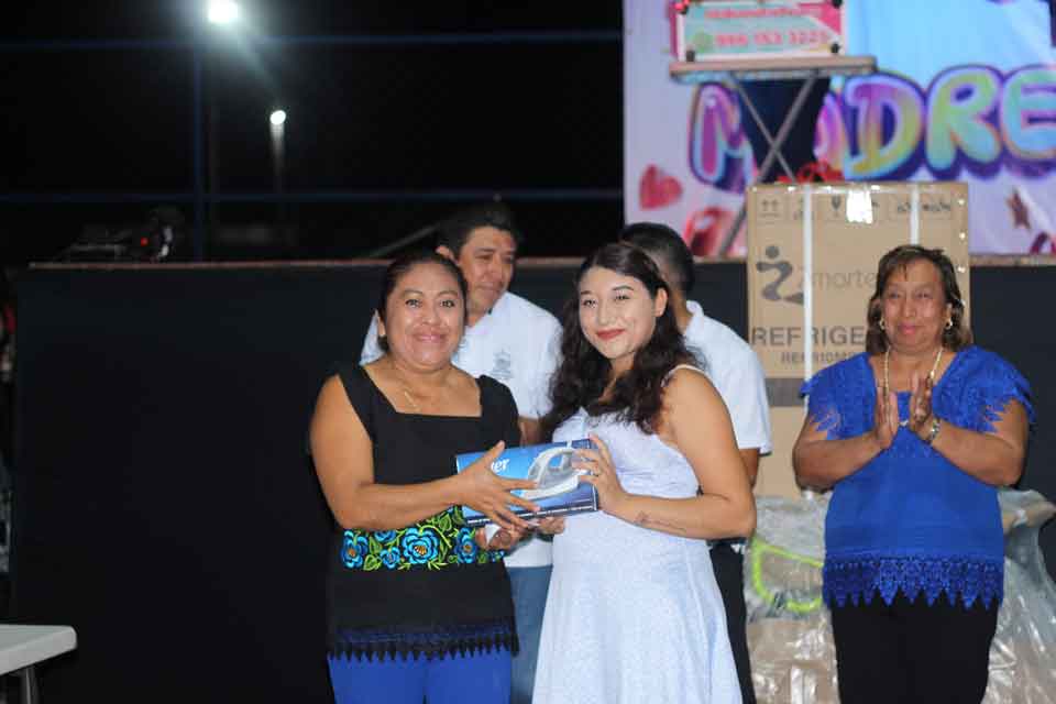 Celebración del dia del niño y de las madres en Xocempich, Dzitás