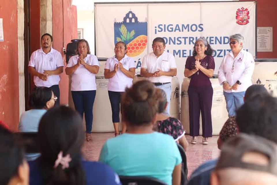 entrega de tinacos en Dzitás