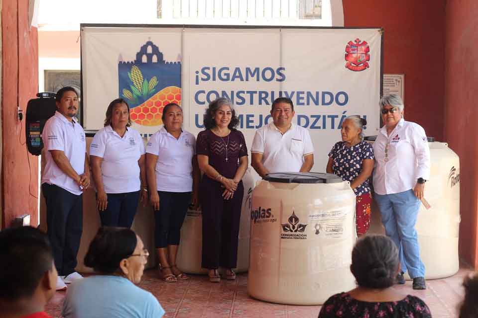 entrega de tinacos en Dzitás