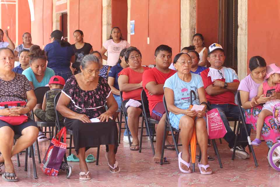 entrega de tinacos en Dzitás