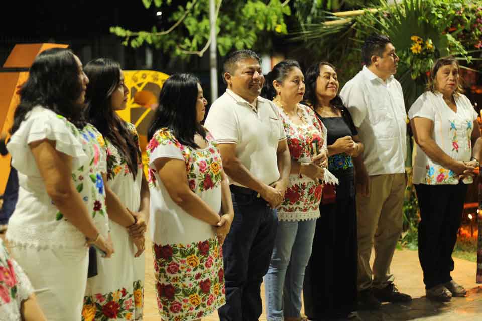 El presidente municipal Juan Fco. Pérez Koh presente en el Concurso de Altares Hanal Pixan Dzitás