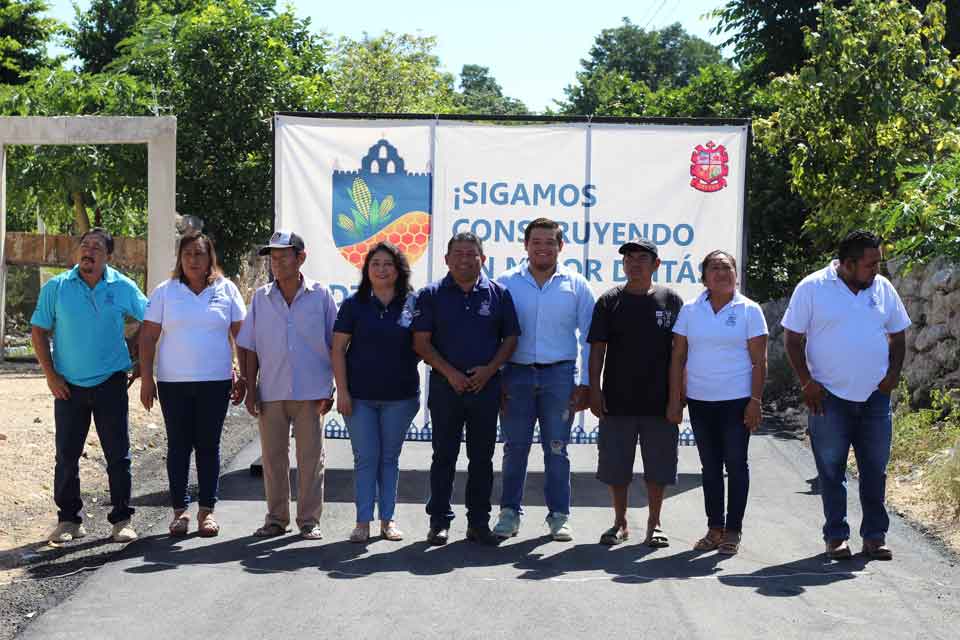 Entrega de pavimentacion colonia Belem Dzitás