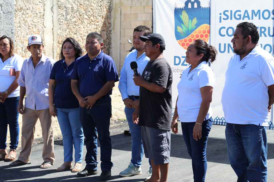 Entrega de pavimentacion Coonia Belem Dzitás