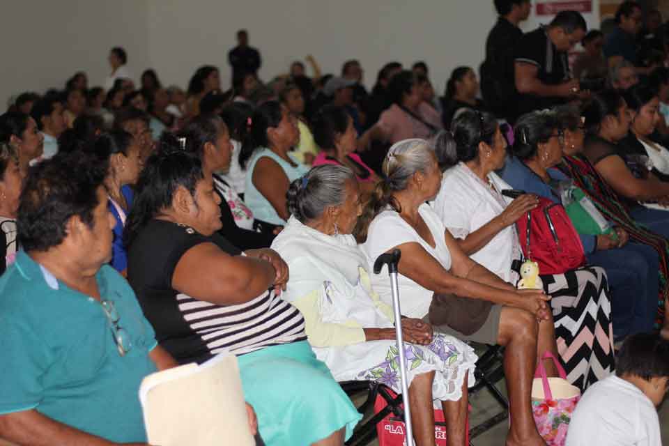 Entrega de aparatos de movilidad en Dzitás 3