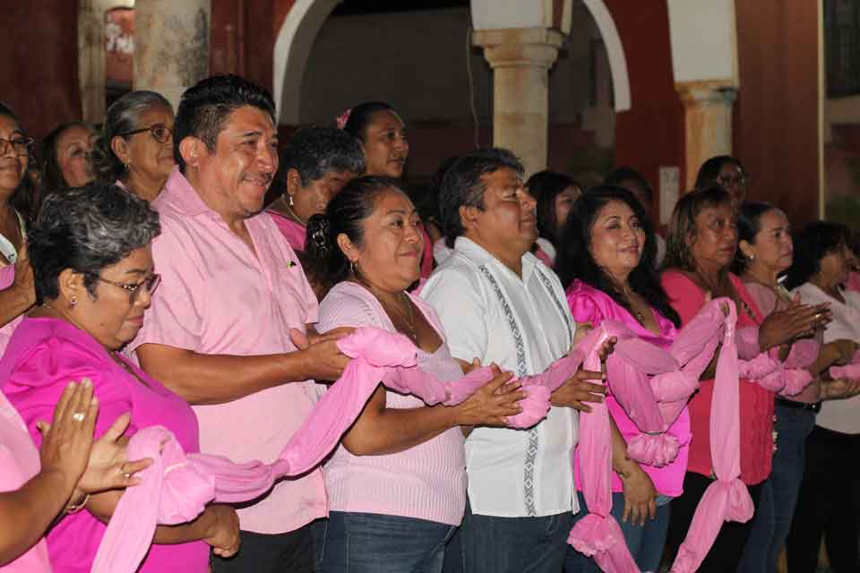 El presidente municipal de Dzitás corta el listón de Octubre Rosa